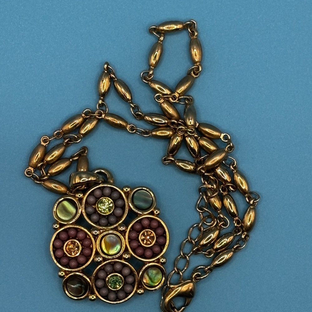 Elegant Gold and Green Pendant Necklace